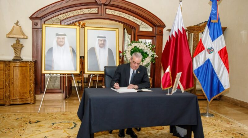 Abinader firma libro de condolencias por el fallecimiento de Su Alteza el Emir Padre, Sheikh Hamad Bin Khalifa Al Thani