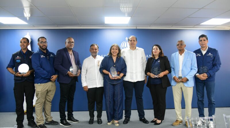 Ministerio de Salud reconoce labor del Equipo Médico de Emergencia tras misión humanitaria en Venezuela