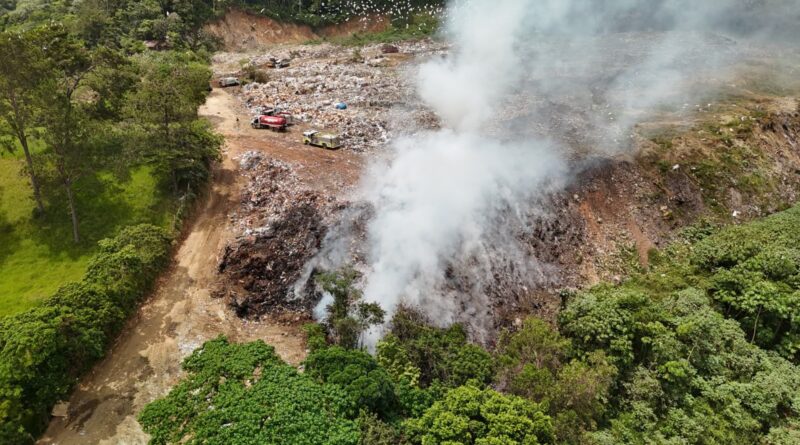 DO Sostenible y el Ayuntamiento realizan cierre técnico en el vertedero de Jarabacoa; incendio está casi extinguido