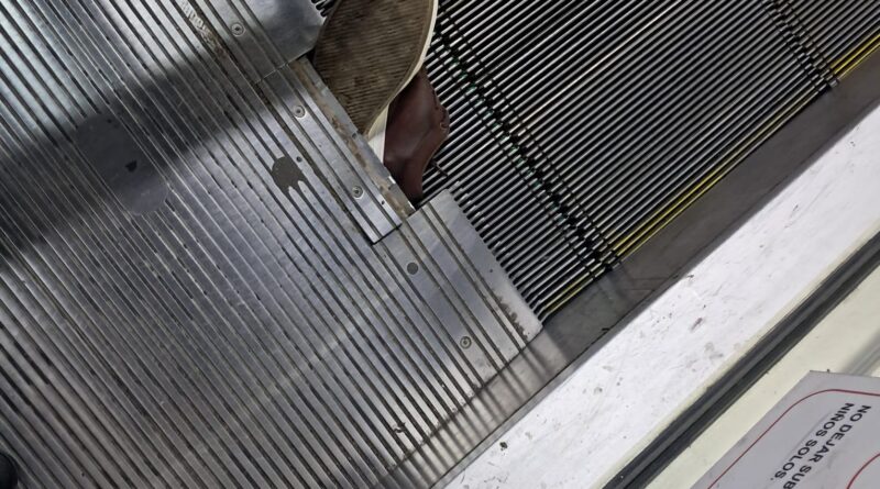 Un zapato avería una escalera mecánica en estación María Montez del metro de Santo Domingo Un zapato avería una escalera mecánica en estación María Montez del metro de Santo Domingo