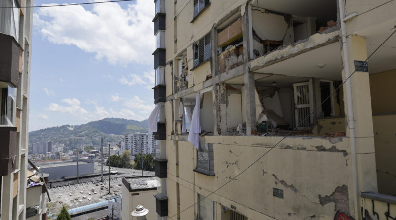 Se eleva a 273 los muertos por terremoto en Colombia en medio de polémica por las ayudas Se eleva a 273 los muertos por terremoto en Colombia en medio de polémica por las ayudas