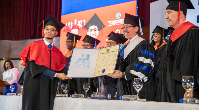 UASD gradúa 716 nuevos profesionales UASD gradúa 716 nuevos profesionales