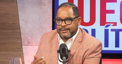 l especialista en movilidad vial Dary Terrero propuso que el Estado dominicano explore una alianza institucional con la Embajada de Estados Unidos en República Dominicana para que, al momento de un ciudadano solicitar una visa estadounidense, pueda verificarse si mantiene multas de tránsito pendientes de pago. Al participar en el programa Juego Político, Terrero planteó la iniciativa como una alternativa para incentivar el cumplimiento de las sanciones por violaciones a las normas de tránsito y fortalecer los mecanismos de cobro de las infracciones. La propuesta parte de la premisa de que muchos ciudadanos acumulan multas durante largos períodos sin pagarlas y solo regularizan sus obligaciones cuando necesitan realizar algún trámite considerado prioritario. En ese sentido, consideró que la posibilidad de incorporar una verificación de las multas de tránsito dentro de procesos vinculados a la solicitud de visa de Estados Unidos podría convertirse en un incentivo para que los conductores procuren mantenerse al día con sus obligaciones. "Aquí el dominicano no paga las multas hasta que no va a hacer un trámite. Cuando va sacar un papel de buena conducta, cuando va renovar la licencia. Entonces cuando vas al consulado te piden esa documentación. Incluso es algo que el Estado y la Embajada podrían hacer discrecional sin anunciarlo", dijo Terrero. Asimismo, adelantó que cuando de empiece a realizar ese plan serán los mismos dominicanos quienes "correrían la voz" de que se debe pagar la multa antes de ir al consulado, ya que, a su entender, "el dominicano protege su visa con la vida". Propuesta no significa que EE. UU. use las multas para otorgar visas Cabe resaltar que, el planteamiento del también comunicador corresponde a una propuesta que tendría que ser evaluada por las autoridades dominicanas y estadounidenses y no significa que actualmente la Embajada de Estados Unidos utilice las multas de tránsito de los solicitantes como criterio para aprobar, negar o condicionar una visa. La idea, según el analista del tránsito, sería llevar a cabo una conversación institucional de amplio alcance que permita determinar si existe algún mecanismo de cooperación jurídicamente viable entre el Estado dominicano y la representación diplomática estadounidense. El objetivo principal sería utilizar procesos que generan un alto interés ciudadano como incentivo para el cumplimiento de obligaciones pendientes, sin trasladar competencias propias de las autoridades dominicanas ni afectar los procedimientos establecidos por Estados Unidos para la evaluación de solicitudes de visa. Terrero plantea utilizar recursos de las multas para crear fotomultas La propuesta de Dary Terrero forma parte de un enfoque más amplio relacionado con la necesidad de fortalecer la fiscalización del tránsito en República Dominicana mediante herramientas tecnológicas. Terrero señaló que la Ley 63-17 de Movilidad, Transporte Terrestre, Tránsito y Seguridad Vial contempla facultades para que el Instituto Nacional de Tránsito y Transporte Terrestre (Intrant) pueda implementar mecanismos tecnológicos destinados a mejorar la fiscalización. A partir de esa posibilidad, planteó utilizar una parte de los recursos generados por las multas para desarrollar y mantener un sistema de fotomultas, mediante el cual determinadas violaciones a las normas de tránsito puedan ser detectadas de manera automatizada. El mecanismo permitiría documentar infracciones mediante equipos tecnológicos, generar evidencia y ampliar la capacidad de fiscalización de las autoridades, particularmente en zonas donde resulta difícil mantener una presencia permanente de agentes de tránsito. La propuesta combina tres elementos: incentivar el pago de las infracciones, mejorar la transparencia sobre los recursos generados por las multas y utilizar parte de esos fondos para desarrollar herramientas como las fotomultas. Por último, Dary Terrero llamó a observar la emergencia en la que se encuentra la República Dominicana al día de hoy en materia de tránsito, citando como ejemplo naciones más grandes que lograron solucionar la situación del transporte y la inseguridad vial. "El tránsito, el transporte y la inseguridad vial hoy aquí es una emergencia, cuatro mil personas que se maten cada año, mal contados", externó.