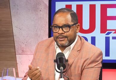 l especialista en movilidad vial Dary Terrero propuso que el Estado dominicano explore una alianza institucional con la Embajada de Estados Unidos en República Dominicana para que, al momento de un ciudadano solicitar una visa estadounidense, pueda verificarse si mantiene multas de tránsito pendientes de pago. Al participar en el programa Juego Político, Terrero planteó la iniciativa como una alternativa para incentivar el cumplimiento de las sanciones por violaciones a las normas de tránsito y fortalecer los mecanismos de cobro de las infracciones. La propuesta parte de la premisa de que muchos ciudadanos acumulan multas durante largos períodos sin pagarlas y solo regularizan sus obligaciones cuando necesitan realizar algún trámite considerado prioritario. En ese sentido, consideró que la posibilidad de incorporar una verificación de las multas de tránsito dentro de procesos vinculados a la solicitud de visa de Estados Unidos podría convertirse en un incentivo para que los conductores procuren mantenerse al día con sus obligaciones. "Aquí el dominicano no paga las multas hasta que no va a hacer un trámite. Cuando va sacar un papel de buena conducta, cuando va renovar la licencia. Entonces cuando vas al consulado te piden esa documentación. Incluso es algo que el Estado y la Embajada podrían hacer discrecional sin anunciarlo", dijo Terrero. Asimismo, adelantó que cuando de empiece a realizar ese plan serán los mismos dominicanos quienes "correrían la voz" de que se debe pagar la multa antes de ir al consulado, ya que, a su entender, "el dominicano protege su visa con la vida". Propuesta no significa que EE. UU. use las multas para otorgar visas Cabe resaltar que, el planteamiento del también comunicador corresponde a una propuesta que tendría que ser evaluada por las autoridades dominicanas y estadounidenses y no significa que actualmente la Embajada de Estados Unidos utilice las multas de tránsito de los solicitantes como criterio para aprobar, negar o condicionar una visa. La idea, según el analista del tránsito, sería llevar a cabo una conversación institucional de amplio alcance que permita determinar si existe algún mecanismo de cooperación jurídicamente viable entre el Estado dominicano y la representación diplomática estadounidense. El objetivo principal sería utilizar procesos que generan un alto interés ciudadano como incentivo para el cumplimiento de obligaciones pendientes, sin trasladar competencias propias de las autoridades dominicanas ni afectar los procedimientos establecidos por Estados Unidos para la evaluación de solicitudes de visa. Terrero plantea utilizar recursos de las multas para crear fotomultas La propuesta de Dary Terrero forma parte de un enfoque más amplio relacionado con la necesidad de fortalecer la fiscalización del tránsito en República Dominicana mediante herramientas tecnológicas. Terrero señaló que la Ley 63-17 de Movilidad, Transporte Terrestre, Tránsito y Seguridad Vial contempla facultades para que el Instituto Nacional de Tránsito y Transporte Terrestre (Intrant) pueda implementar mecanismos tecnológicos destinados a mejorar la fiscalización. A partir de esa posibilidad, planteó utilizar una parte de los recursos generados por las multas para desarrollar y mantener un sistema de fotomultas, mediante el cual determinadas violaciones a las normas de tránsito puedan ser detectadas de manera automatizada. El mecanismo permitiría documentar infracciones mediante equipos tecnológicos, generar evidencia y ampliar la capacidad de fiscalización de las autoridades, particularmente en zonas donde resulta difícil mantener una presencia permanente de agentes de tránsito. La propuesta combina tres elementos: incentivar el pago de las infracciones, mejorar la transparencia sobre los recursos generados por las multas y utilizar parte de esos fondos para desarrollar herramientas como las fotomultas. Por último, Dary Terrero llamó a observar la emergencia en la que se encuentra la República Dominicana al día de hoy en materia de tránsito, citando como ejemplo naciones más grandes que lograron solucionar la situación del transporte y la inseguridad vial. "El tránsito, el transporte y la inseguridad vial hoy aquí es una emergencia, cuatro mil personas que se maten cada año, mal contados", externó.