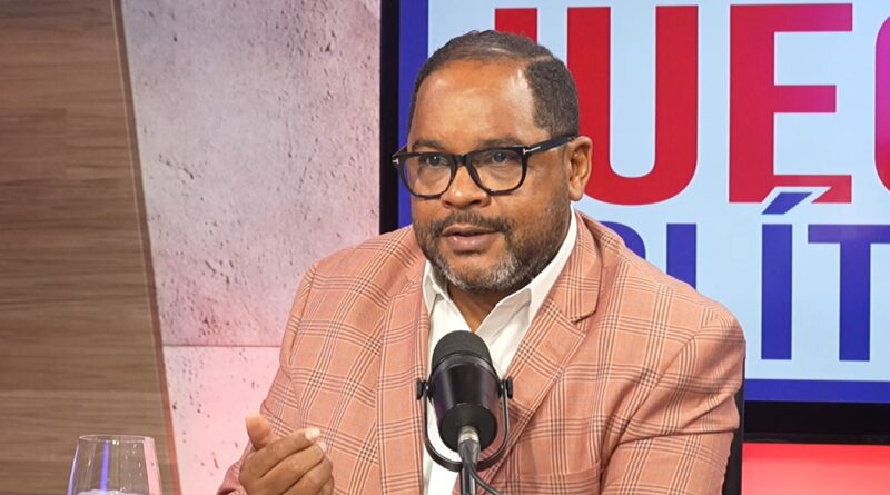 l especialista en movilidad vial Dary Terrero propuso que el Estado dominicano explore una alianza institucional con la Embajada de Estados Unidos en República Dominicana para que, al momento de un ciudadano solicitar una visa estadounidense, pueda verificarse si mantiene multas de tránsito pendientes de pago. Al participar en el programa Juego Político, Terrero planteó la iniciativa como una alternativa para incentivar el cumplimiento de las sanciones por violaciones a las normas de tránsito y fortalecer los mecanismos de cobro de las infracciones. La propuesta parte de la premisa de que muchos ciudadanos acumulan multas durante largos períodos sin pagarlas y solo regularizan sus obligaciones cuando necesitan realizar algún trámite considerado prioritario. En ese sentido, consideró que la posibilidad de incorporar una verificación de las multas de tránsito dentro de procesos vinculados a la solicitud de visa de Estados Unidos podría convertirse en un incentivo para que los conductores procuren mantenerse al día con sus obligaciones. "Aquí el dominicano no paga las multas hasta que no va a hacer un trámite. Cuando va sacar un papel de buena conducta, cuando va renovar la licencia. Entonces cuando vas al consulado te piden esa documentación. Incluso es algo que el Estado y la Embajada podrían hacer discrecional sin anunciarlo", dijo Terrero. Asimismo, adelantó que cuando de empiece a realizar ese plan serán los mismos dominicanos quienes "correrían la voz" de que se debe pagar la multa antes de ir al consulado, ya que, a su entender, "el dominicano protege su visa con la vida". Propuesta no significa que EE. UU. use las multas para otorgar visas Cabe resaltar que, el planteamiento del también comunicador corresponde a una propuesta que tendría que ser evaluada por las autoridades dominicanas y estadounidenses y no significa que actualmente la Embajada de Estados Unidos utilice las multas de tránsito de los solicitantes como criterio para aprobar, negar o condicionar una visa. La idea, según el analista del tránsito, sería llevar a cabo una conversación institucional de amplio alcance que permita determinar si existe algún mecanismo de cooperación jurídicamente viable entre el Estado dominicano y la representación diplomática estadounidense. El objetivo principal sería utilizar procesos que generan un alto interés ciudadano como incentivo para el cumplimiento de obligaciones pendientes, sin trasladar competencias propias de las autoridades dominicanas ni afectar los procedimientos establecidos por Estados Unidos para la evaluación de solicitudes de visa. Terrero plantea utilizar recursos de las multas para crear fotomultas La propuesta de Dary Terrero forma parte de un enfoque más amplio relacionado con la necesidad de fortalecer la fiscalización del tránsito en República Dominicana mediante herramientas tecnológicas. Terrero señaló que la Ley 63-17 de Movilidad, Transporte Terrestre, Tránsito y Seguridad Vial contempla facultades para que el Instituto Nacional de Tránsito y Transporte Terrestre (Intrant) pueda implementar mecanismos tecnológicos destinados a mejorar la fiscalización. A partir de esa posibilidad, planteó utilizar una parte de los recursos generados por las multas para desarrollar y mantener un sistema de fotomultas, mediante el cual determinadas violaciones a las normas de tránsito puedan ser detectadas de manera automatizada. El mecanismo permitiría documentar infracciones mediante equipos tecnológicos, generar evidencia y ampliar la capacidad de fiscalización de las autoridades, particularmente en zonas donde resulta difícil mantener una presencia permanente de agentes de tránsito. La propuesta combina tres elementos: incentivar el pago de las infracciones, mejorar la transparencia sobre los recursos generados por las multas y utilizar parte de esos fondos para desarrollar herramientas como las fotomultas. Por último, Dary Terrero llamó a observar la emergencia en la que se encuentra la República Dominicana al día de hoy en materia de tránsito, citando como ejemplo naciones más grandes que lograron solucionar la situación del transporte y la inseguridad vial. "El tránsito, el transporte y la inseguridad vial hoy aquí es una emergencia, cuatro mil personas que se maten cada año, mal contados", externó.