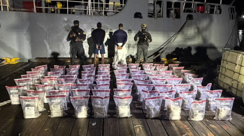 Intervienen narcolancha con dos hombres a bordo y 389 paquetes de presunta cocaína Intervienen narcolancha con dos hombres a bordo y 389 paquetes de presunta cocaína