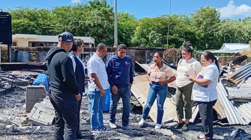 Junta Distrital de Hato del Yaque y DASAC auxilian a familias afectadas por incendio Junta Distrital de Hato del Yaque y DASAC auxilian a familias afectadas por incendio