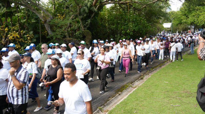 SNS realiza primera caminata por la salud mental y destaca aumento de camas para atención especializada